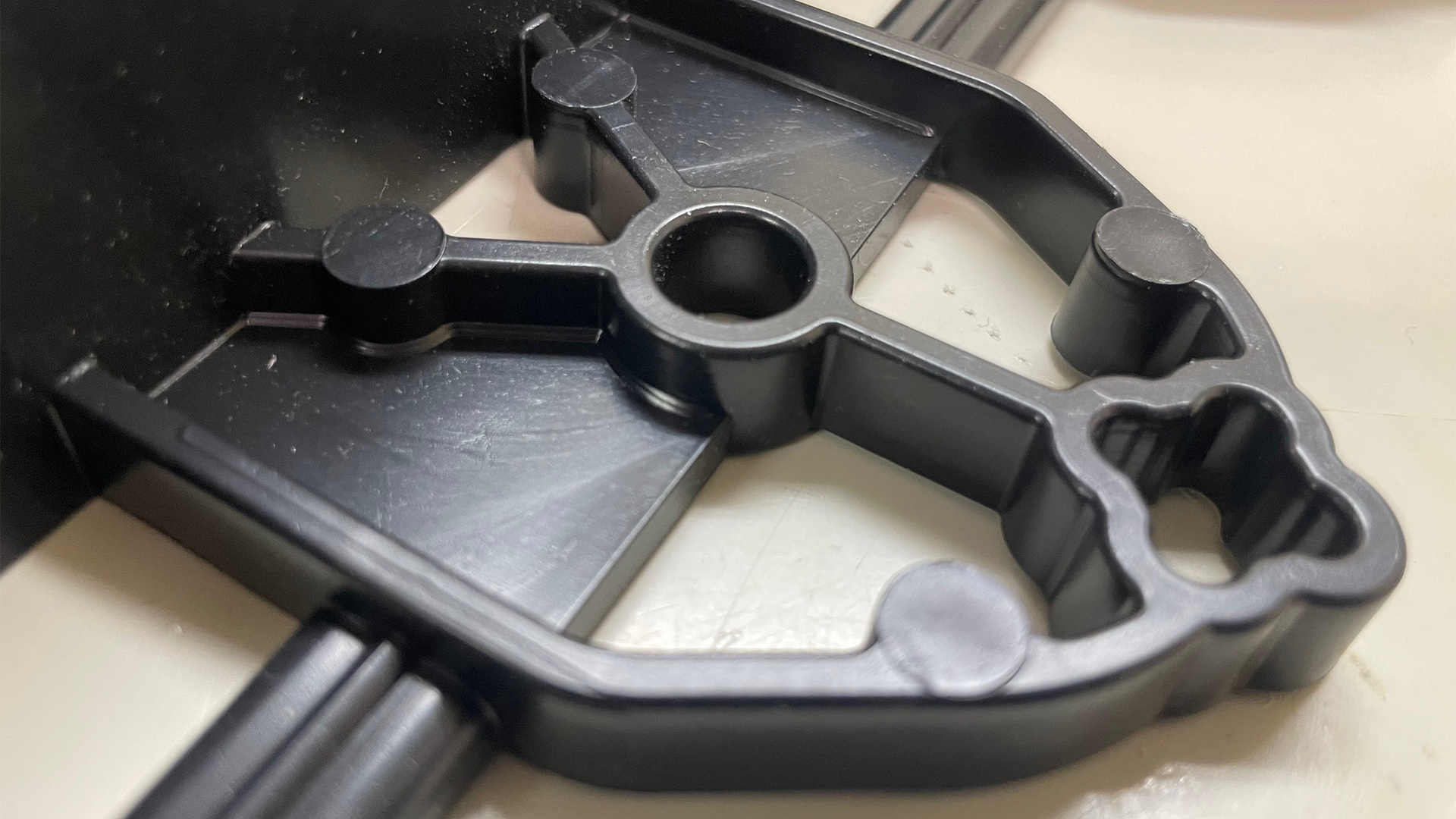 複雑で摩擦で固定力があるアンカー形状（固定用エッジ材）