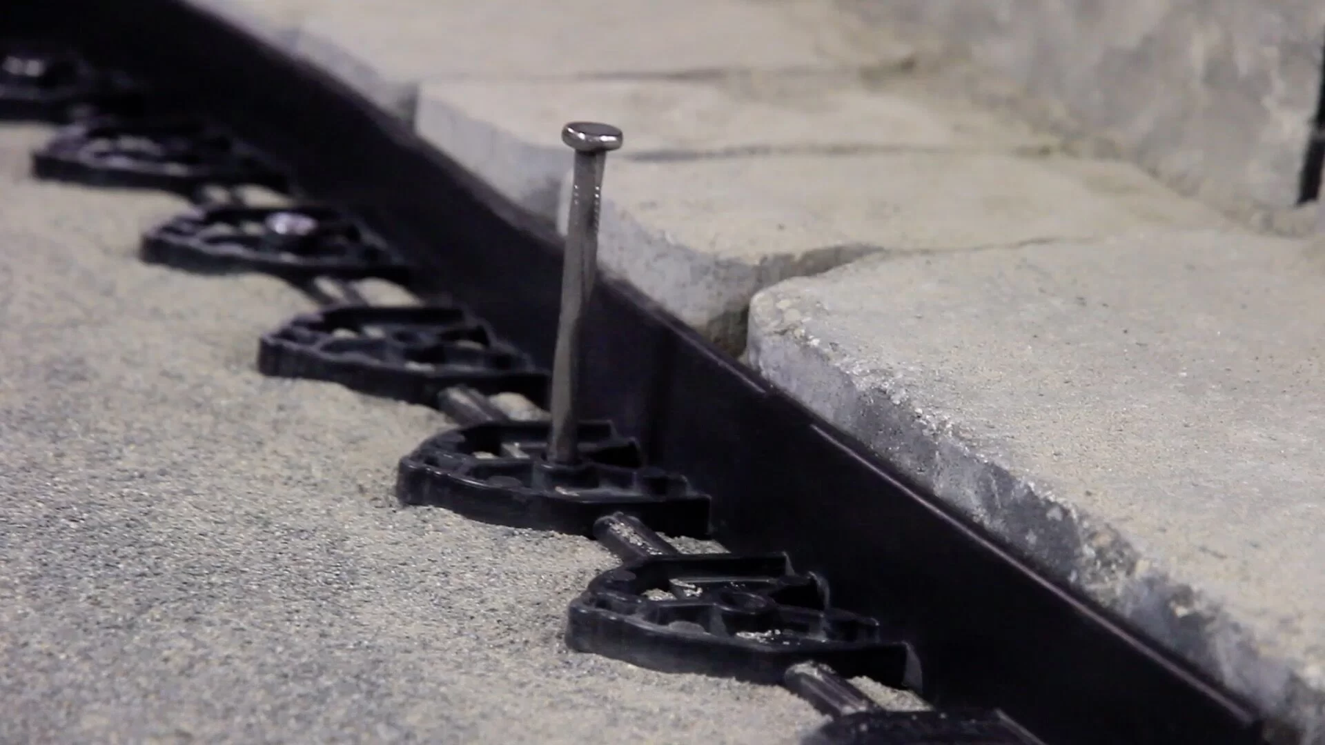 ビーストエッジ 直線施工例（インターロッキング用エッジ材・見切り材）